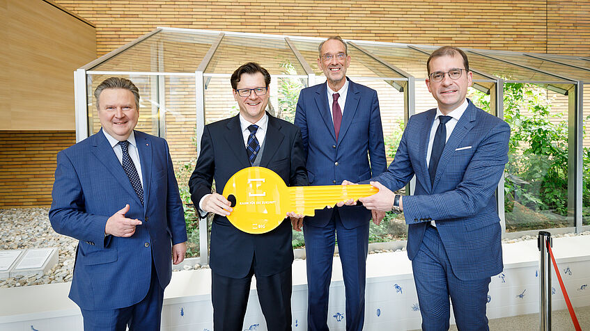 Schlüsselübergabe mit Bürgermeister Michael Ludwig, Vizerektor Jean-Robert Tyran, Wissenschaftsminister Heinz Faßmann und CEO der BIG Hans-Peter Weiss © derknopfdruecker.com 